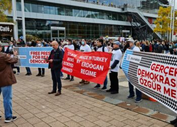 Frankfurt Kitap Fuarı’nda cezaevindeki gazeteciler için “sessiz yürüyüş”