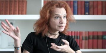 Aslı Erdoğan tekrar mahkeme karşısında!