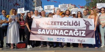 Gazetecilik meslek kuruluşlarından gazetecilere verilen cezalara karşı basın açıklaması