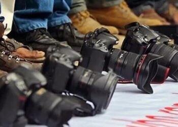 Şafak baskınlarıyla 11 gazeteciye gözaltı